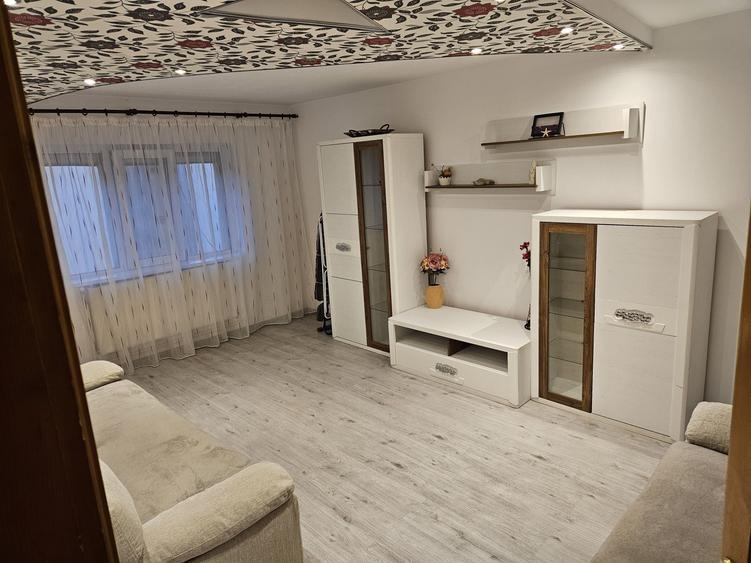 Apartament cu 3 camere decomandat în 1 Mai