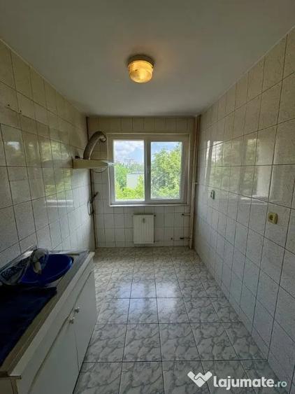 Apartament cu 3 camere semidecomandat în Berceni