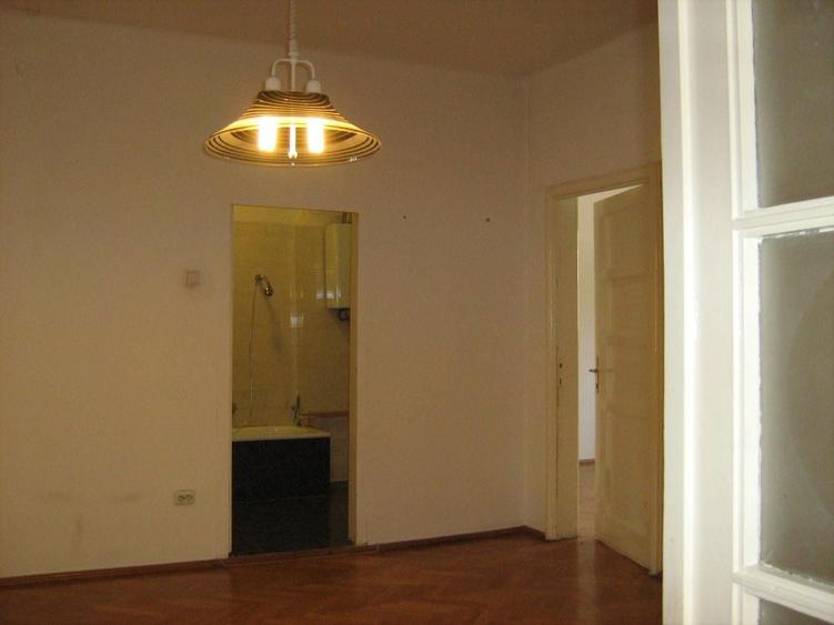 Apartament cu 5 camere semidecomandat în Capitale