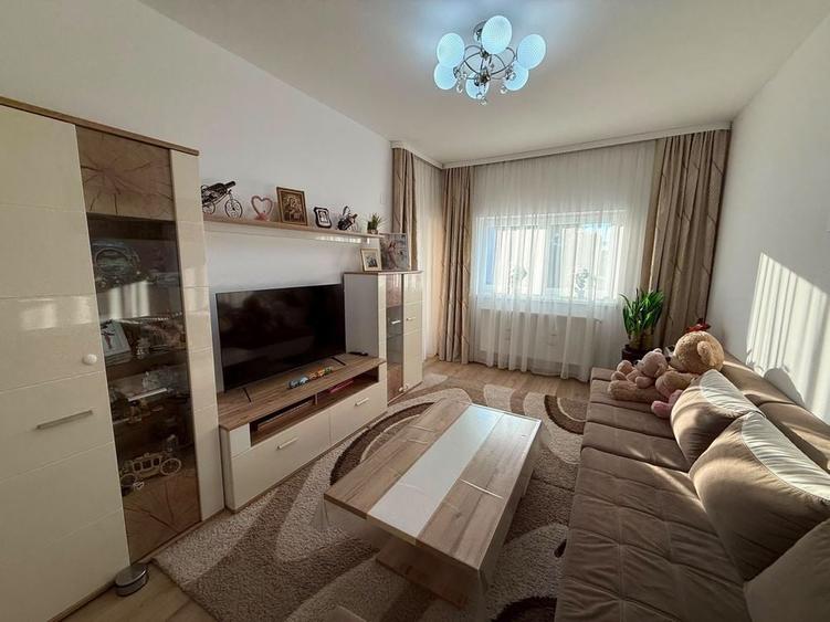 Apartament cu 3 camere decomandat în Exterior Vest