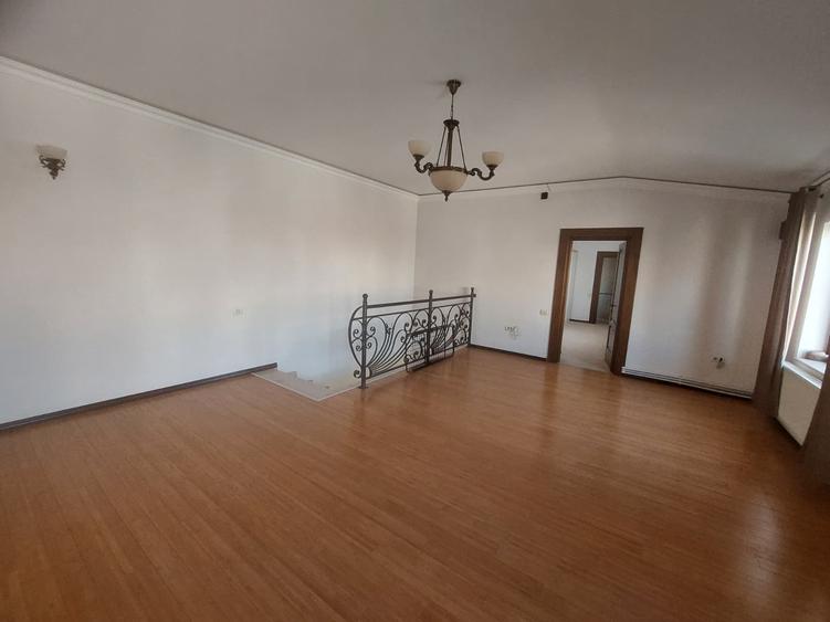 Casă individuală cu 7 camere cu Canalizare în Tomis II