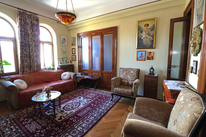 Apartament cu 3 camere semidecomandat în P-ța Romană