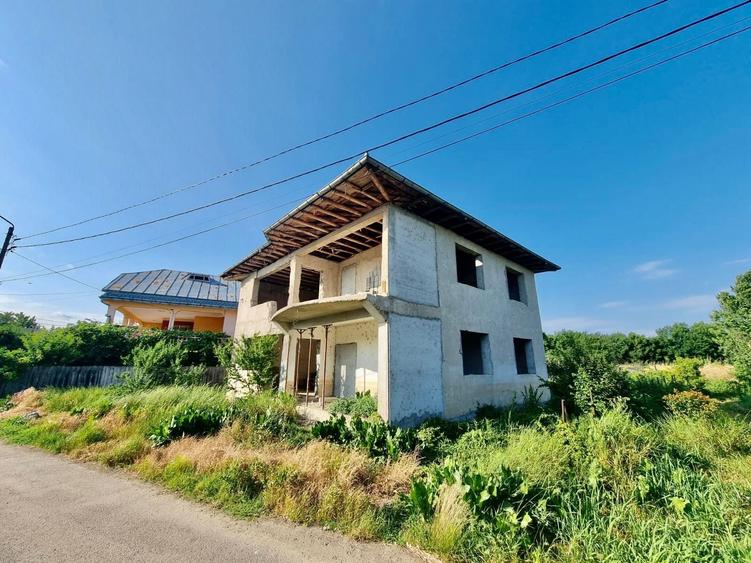 Casă cu 4 camere în Tecuci