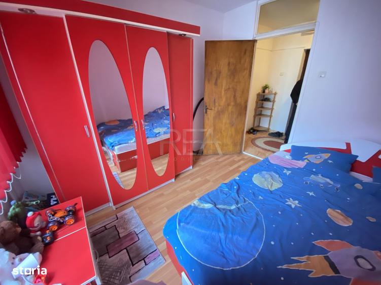 Apartament cu 3 camere semidecomandat, mobilat în Rahova