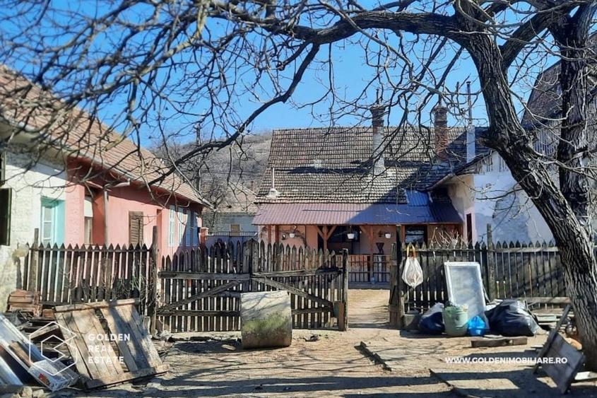 Casă individuală cu 6 camere cu Teren 1500 Mp în Păuliș
