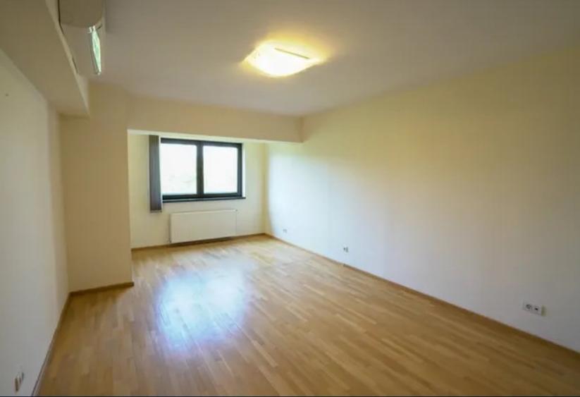 Apartament cu 3 camere semidecomandat în Băneasa