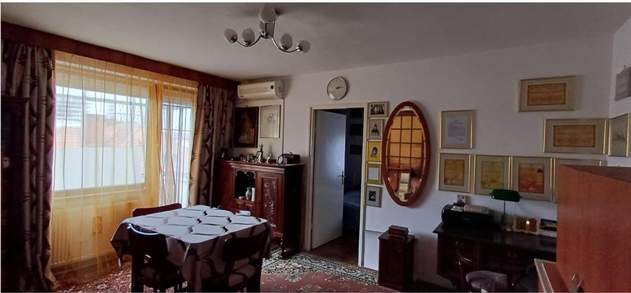Apartament cu 3 camere semidecomandat în Centrul Civic
