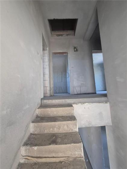 Casa individuala - despartita prin terasa - 4 benzi - zona excelenta - toate uti - 18
