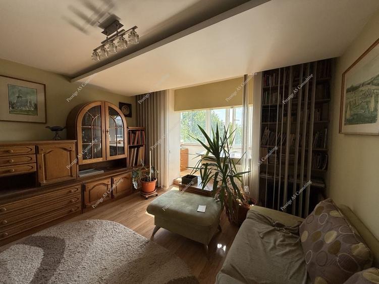 Apartament cu 3 camere decomandat în Girocului
