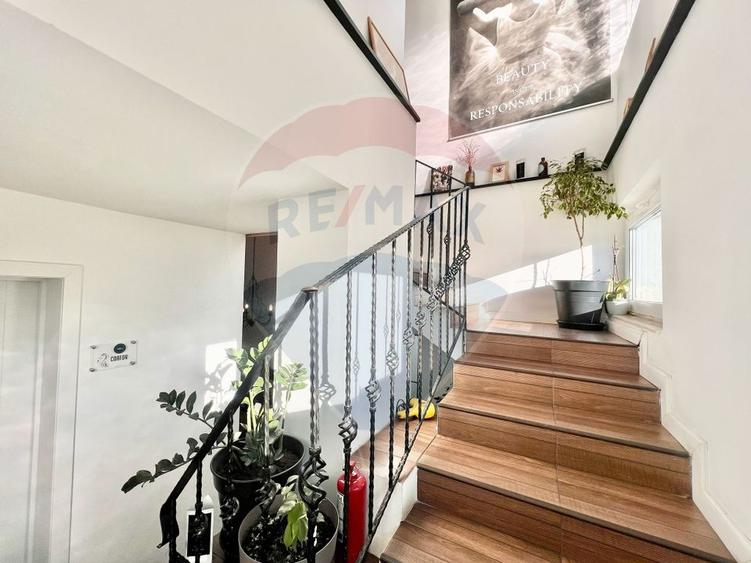 Casă cu 12 camere cu Teren 247 Mp în Decebal