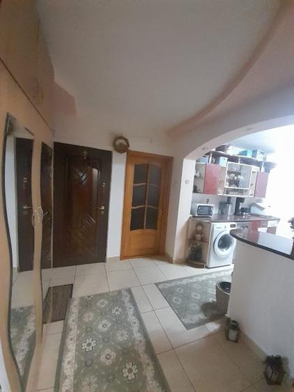 Apartament cu 4 camere decomandat, mobilat în Spital