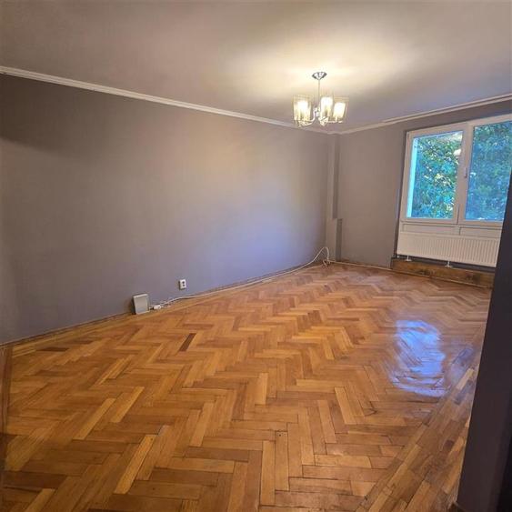 Apartament cu 3 camere semidecomandat în Piața Unirii
