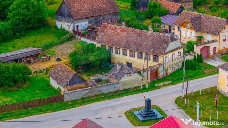 Casă cu 7 camere cu Teren 1044 Mp în Jibert