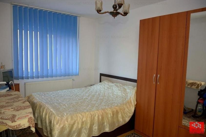 Apartament cu 4 camere semidecomandat în Tractorul