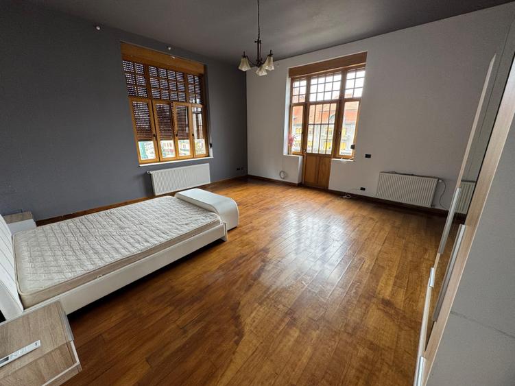 Apartament cu 3 camere în P-ța Victoriei