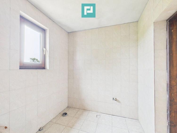 Casă individuală cu 6 camere cu Canalizare în Almaș