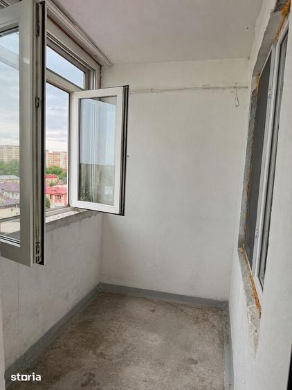 Apartament cu 4 camere decomandat în Tei