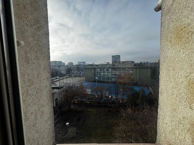 Apartament cu 3 camere semidecomandat, mobilat în Podu Roș