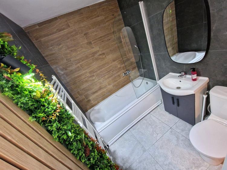 Apartament cu 3 camere decomandat în Trocadero