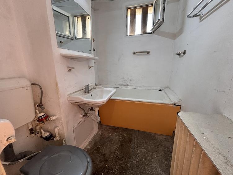 Apartament cu 2 camere semidecomandat în Tei