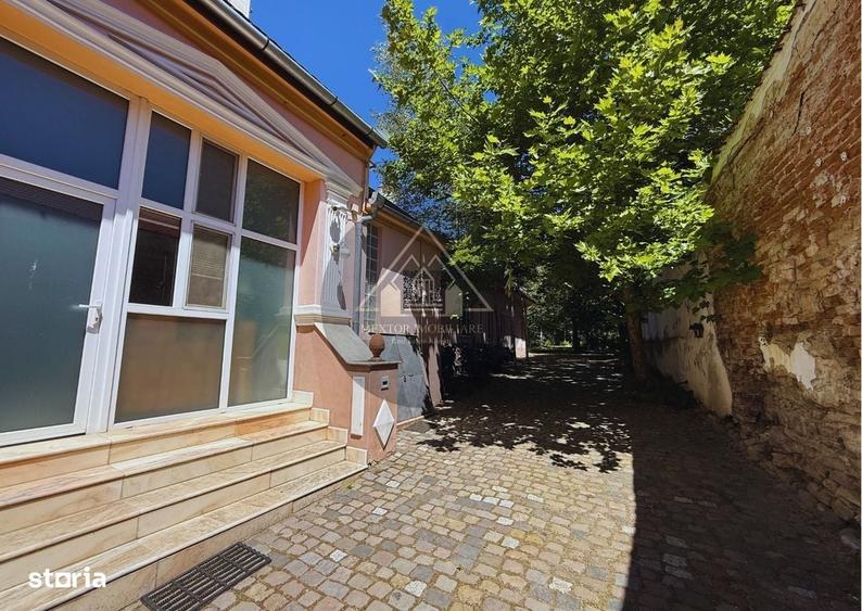 Casă cu 4 camere cu Teren 1211 Mp în Central