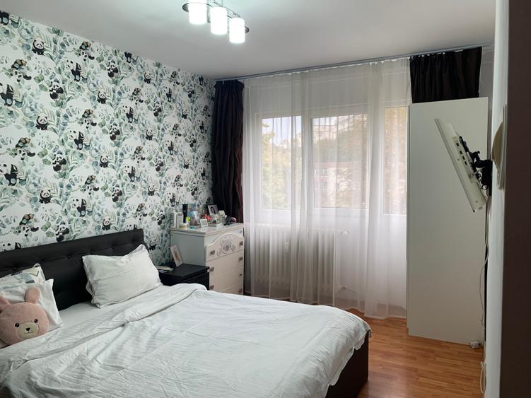 Apartament cu 3 camere semidecomandat în Berceni