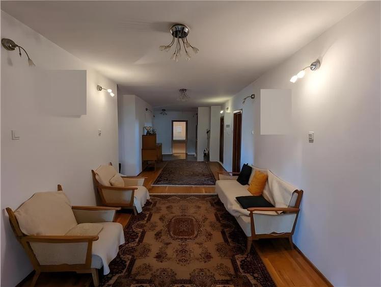 Casă individuală cu 12 camere cu Teren 12000 Mp în Exterior Vest