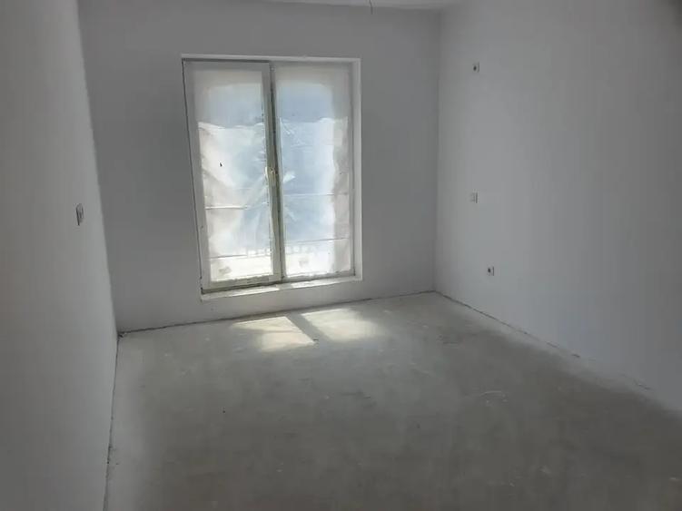Apartament cu 3 camere decomandat în Titan