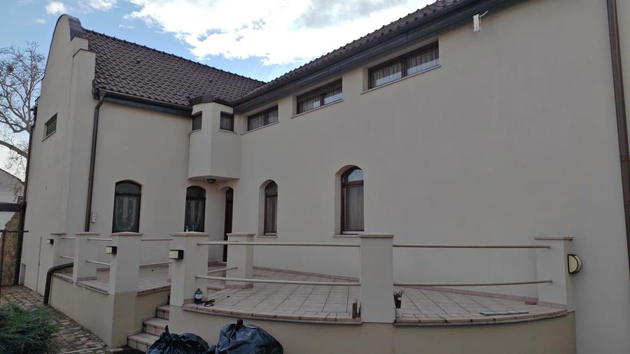 Casă individuală cu 6 camere cu Canalizare în Lipovei