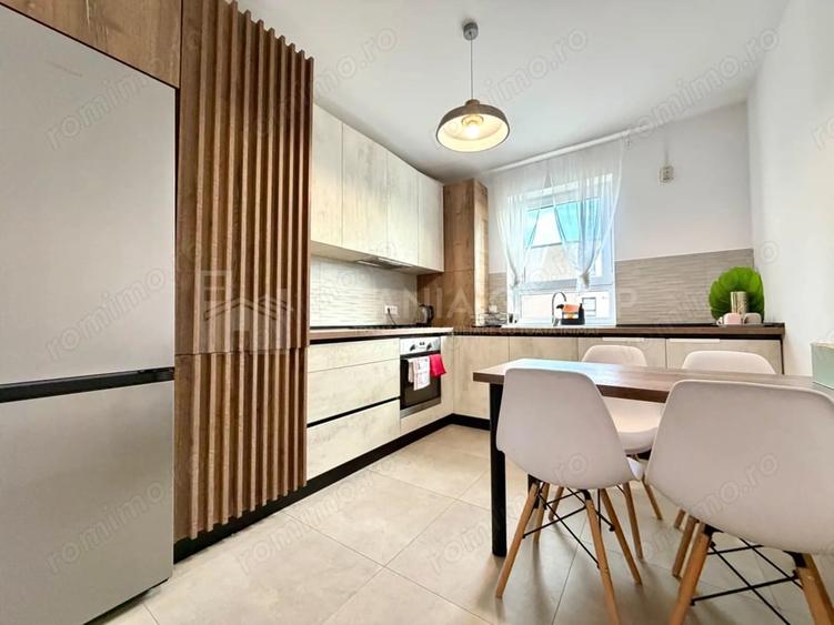 Apartament cu 3 camere decomandat în Tractorul