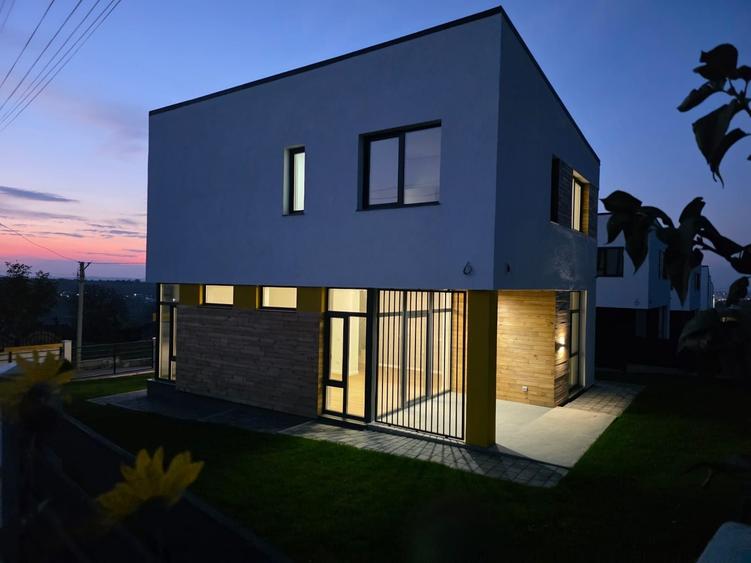 Casă cu 4 camere cu Teren 550 Mp în Bucium