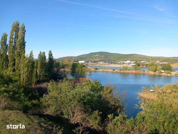 Teren de 11000 mp, în Ghioroc