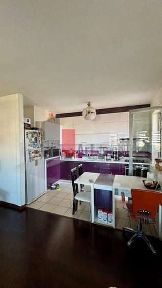 Apartament cu 3 camere decomandat în Tineretului