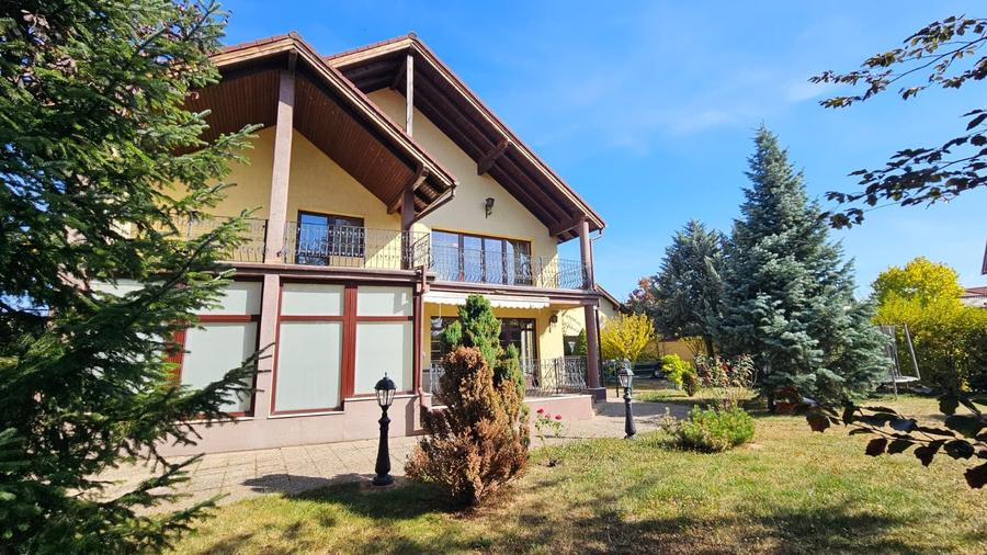 Casă cu 8 camere cu Garaj în Sânpetru