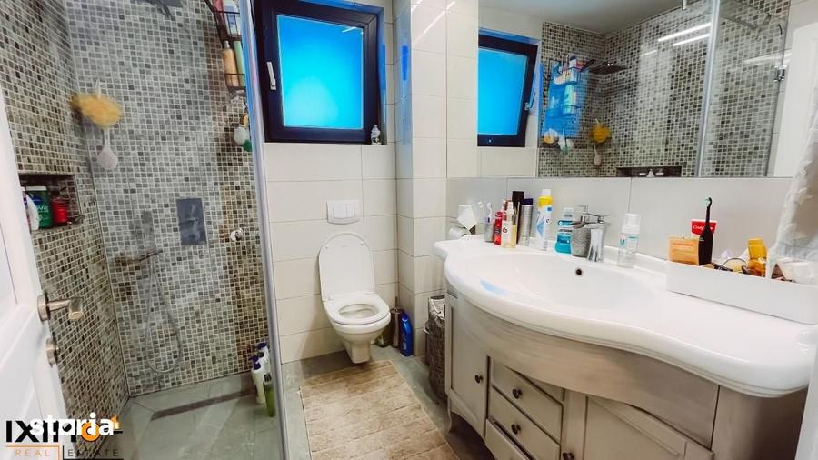 Casă cu 6 camere cu Teren 10100 Mp în Traian