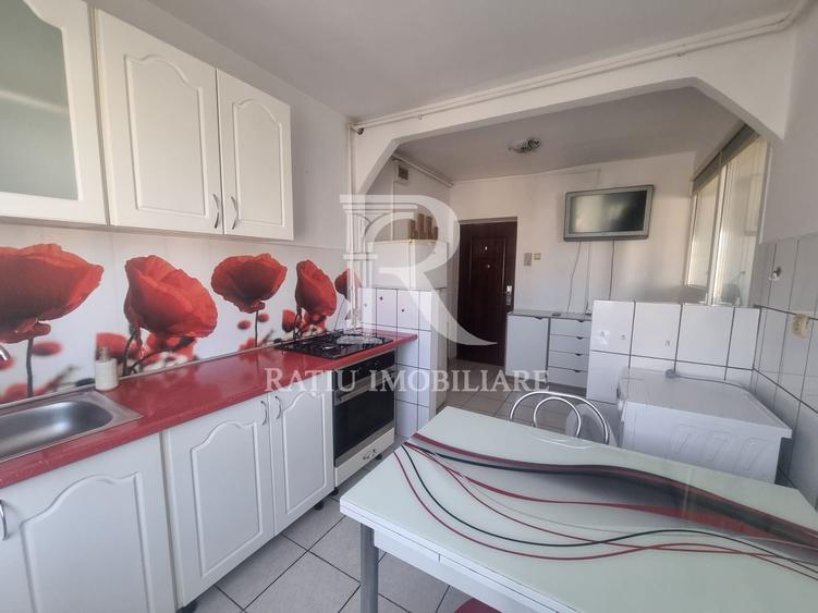 Apartament cu 2 camere semidecomandat, mobilat în Gojdu