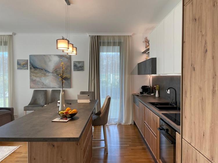 Apartament cu 4 camere decomandat în Băneasa