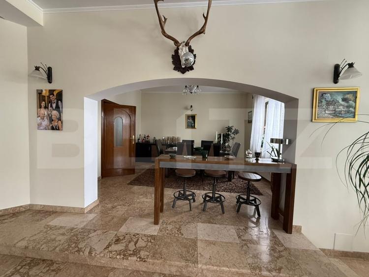 Casă individuală cu 8 camere cu Piscina în Mușcel