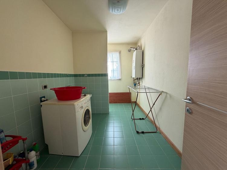 Casă individuală cu 6 camere cu Canalizare în Vest