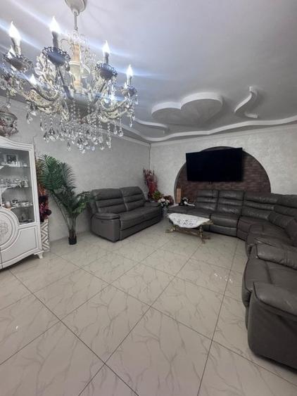 Casă individuală cu 7 camere cu Canalizare în Central