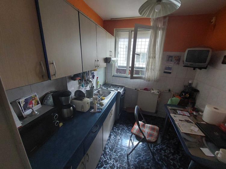 Apartament cu 3 camere semidecomandat în Iancului