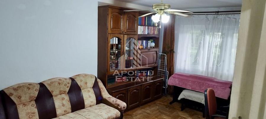 Apartament cu 3 camere decomandat, mobilat în Lipovei