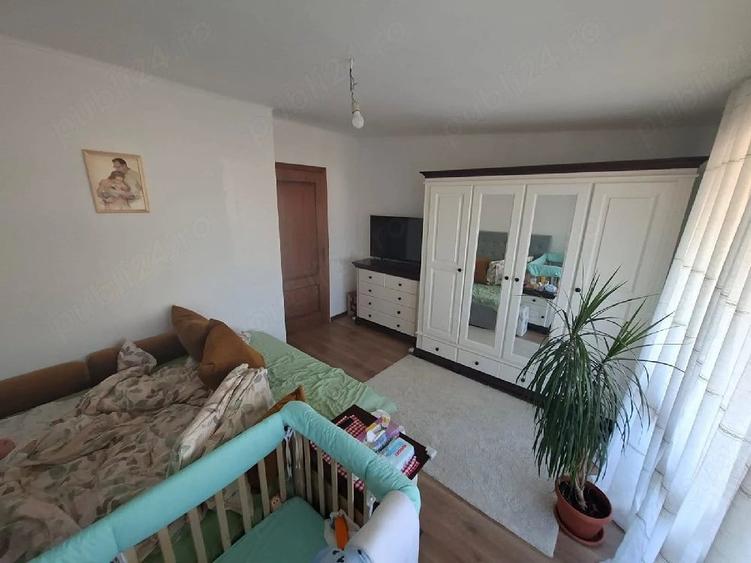 Apartament cu 3 camere decomandat în Est