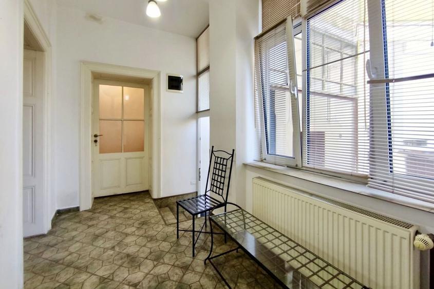 Apartament cu 4 camere, mobilat în Central