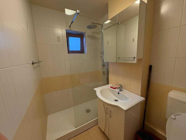 Apartament cu 3 camere semidecomandat în Girocului