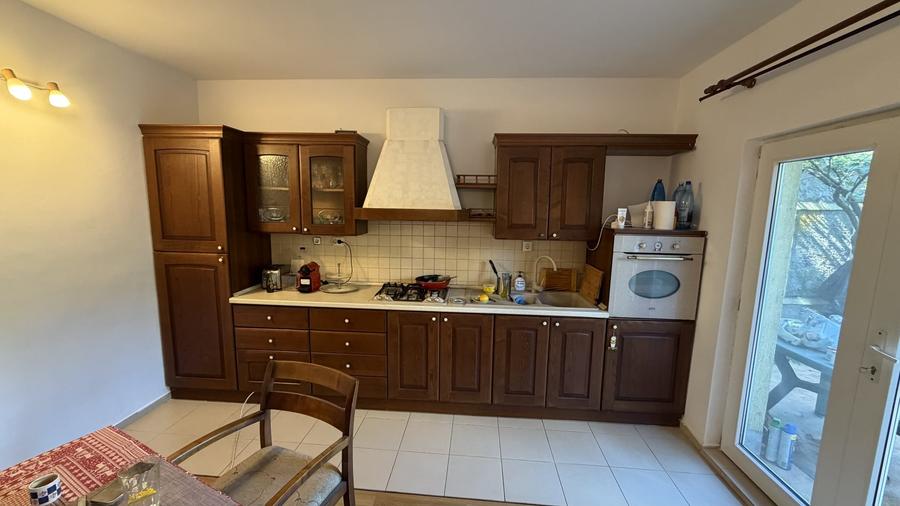 Duplex cu 5 camere cu Canalizare în Roșu
