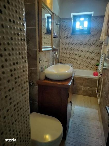 Apartament cu 3 camere semidecomandat în Craiovița Nouă
