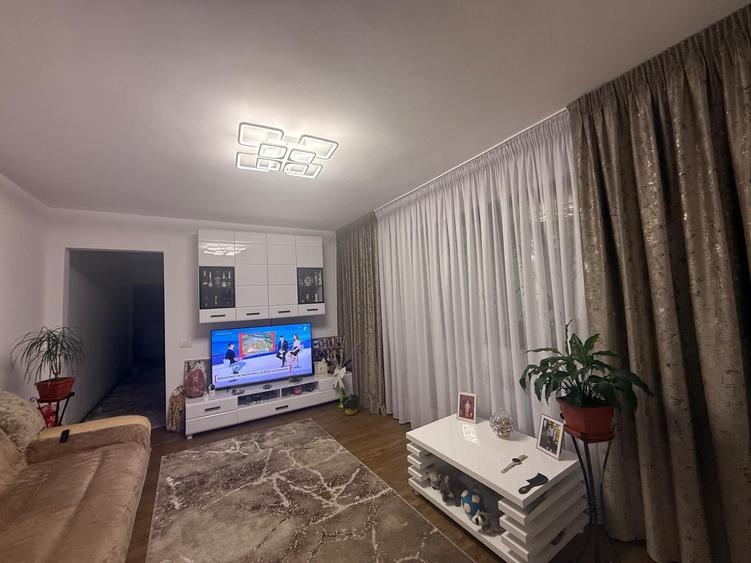 Apartament cu 3 camere semidecomandat în Central