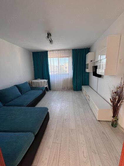 Apartament cu 3 camere semidecomandat în 9 Mai