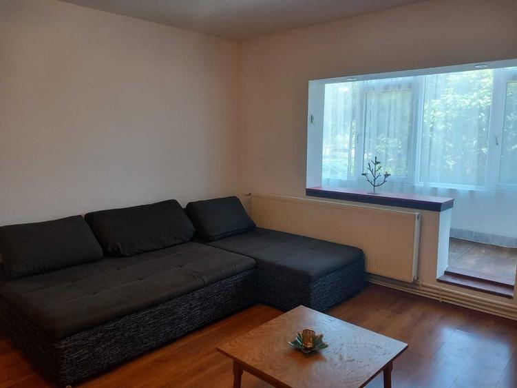 Apartament cu 2 camere semidecomandat în Craiovița Nouă